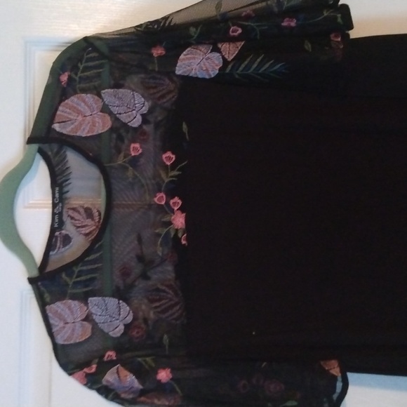 Kim and Cami size Large embroidered top - Picture 3 of 5